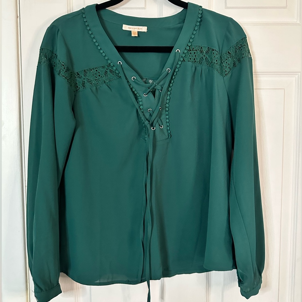Women’s blouse with lace trim. Tie front at the neckline. Size small